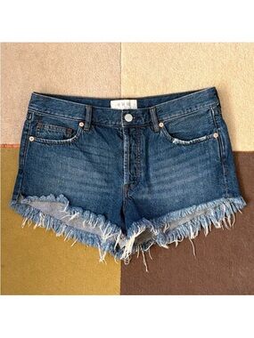 FREE PEOPLE Frayed Hem Booty Jorts size 28